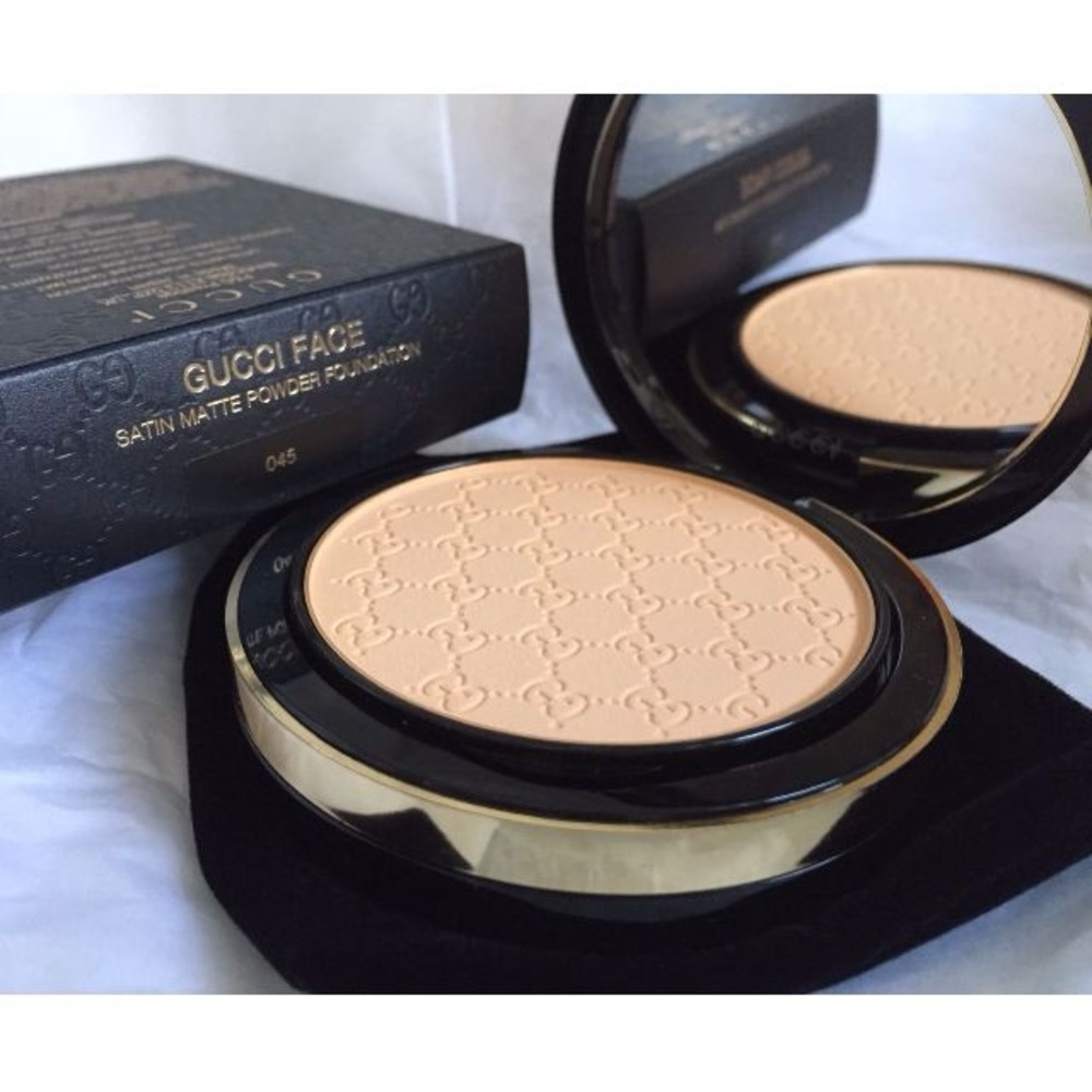 NIB GUCCI FACE SATIN MATTE POWDER FOUNDATION